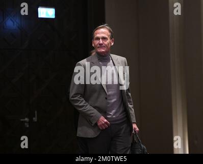 Neu Isenburg, Deutschland. 08.. Dezember 2022. Hans-Joachim Watzke, Vorsitzender des DFL-Aufsichtsrats, kommt zu einer Pressekonferenz der Deutschen Fußball-Liga (DFL). Ein Duo wird die Aufgaben der derzeitigen Geschäftsführerin Donata Hopfen bis in die neue Saison übernehmen. Kredit: Arne Dedert/dpa/Alamy Live News Stockfoto