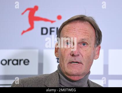 Neu Isenburg, Deutschland. 08.. Dezember 2022. Hans-Joachim Watzke, Vorsitzender des DFL-Aufsichtsrats, kommt zu einer Pressekonferenz der Deutschen Fußball-Liga (DFL). Ein Duo wird die Aufgaben der derzeitigen Geschäftsführerin Donata Hopfen bis in die neue Saison übernehmen. Kredit: Arne Dedert/dpa/Alamy Live News Stockfoto