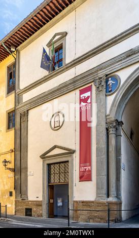 Die Fassade des Archäologischen Nationalmuseums von Florenz gegenüber dem Platz Santissima Annunziata, Toskana, Italien Stockfoto
