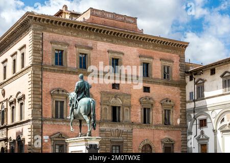 Palazzo Budini Gattai, erbaut im 16.. Jahrhundert im manneristischen Stil, und Statue des Ferdinando I de Medici auf der piazza Santissima Annunziata, Florenz Stockfoto