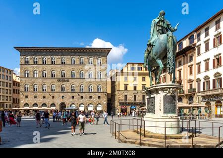 Das Reitdenkmal Cosimo I, eine Bronzestatue, die von Giambologna geformt und 1594 errichtet wurde, befindet sich auf dem Platz Signoria, Florenz, Toskana, Italien Stockfoto