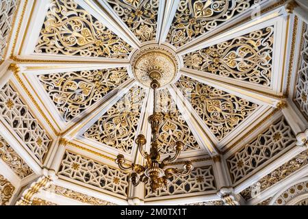 Goldenes achteckiges Zimmer, Innere des Schlosses Sammezzano, vom Aussterben bedrohter Palast aus dem 19.. Jahrhundert im maurischen Stil, Reggello, Provinz Florenz, Italien Stockfoto