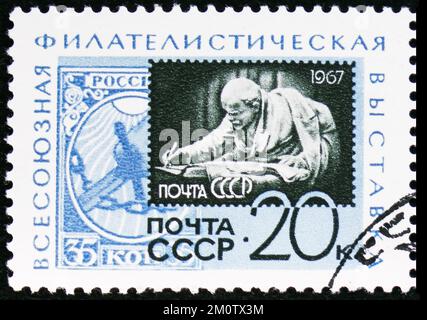 MOSKAU, RUSSLAND - 29. OKTOBER 2022: In der UdSSR gedruckte Briefmarken zeigen russische Stempel von 1918 und 1967, All-Union Philatelic Exhibition - '50. Annive Stockfoto