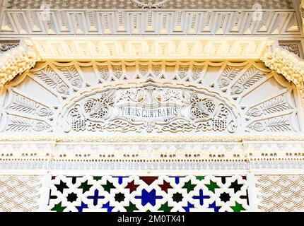 Liebeszimmer, Innere des Sammezzano Schlosses, vom Aussterben bedrohter Palast aus dem 19.. Jahrhundert im maurischen Revival-Stil, Reggello, Provinz Florenz, Italien Stockfoto