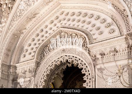 Ballsaal, Innenseite des Schlosses Sammezzano, vom Aussterben bedrohter Palast aus dem 19.. Jahrhundert im maurischen Revival-Stil, Reggello, Provinz Florenz, Italien Stockfoto