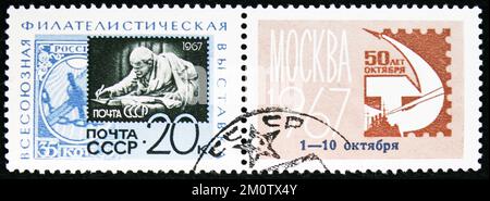 MOSKAU, RUSSLAND - 29. OKTOBER 2022: In der UdSSR gedruckte Briefmarken zeigen russische Stempel von 1918 und 1967, All-Union Philatelic Exhibition - '50. Annive Stockfoto