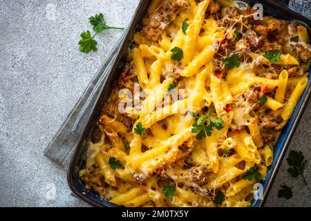 Pasta Penne mit Hackfleisch, Käse und cremiger Sauce. Stockfoto