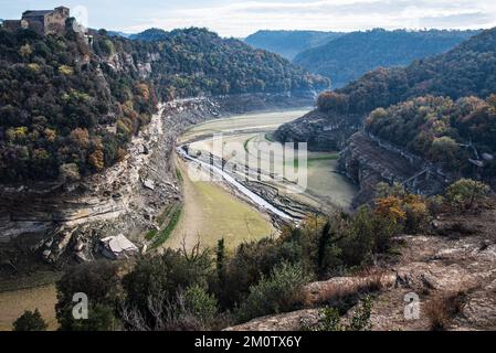 Vilanova De Sau, Spanien. 06.. Dezember 2022. Der Klimawandel hat 208 Kilometer des Flusses Ter in der katalanischen Grafschaft Osona aufgrund des fehlenden Regens und der extremen Sommerhitze fast vollständig ausgetrocknet. Seit Monaten ist Spanien von extremer Dürre betroffen. Die Region in der Nähe von Vilanova de Sau verfügt über weniger als 30 % ihrer Wasserkapazität. Vor mehr als 50 Jahren verfügte der Sau-Reservoir über mehr als 90 % seiner Wasserkapazität. Der Klimawandel hat das Gebiet drastisch beeinträchtigt und verlassene Landschaften mit klaren Anzeichen von Dürre hinterlassen. Kredit: SOPA Images Limited/Alamy Live News Stockfoto