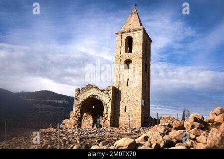 Vilanova De Sau, Spanien. 06.. Dezember 2022. Die Kirche im Sau-Reservoir ist 23 Meter hoch und wurde 50 Jahre lang unter Wasser getaucht. Aufgrund der Dürre wurde das gesamte Gebäude aufgedeckt. Seit Monaten ist Spanien von extremer Dürre betroffen. Die Region in der Nähe von Vilanova de Sau verfügt über weniger als 30 % ihrer Wasserkapazität. Vor mehr als 50 Jahren verfügte der Sau-Reservoir über mehr als 90 % seiner Wasserkapazität. Der Klimawandel hat das Gebiet drastisch beeinträchtigt und verlassene Landschaften mit klaren Anzeichen von Dürre hinterlassen. Kredit: SOPA Images Limited/Alamy Live News Stockfoto