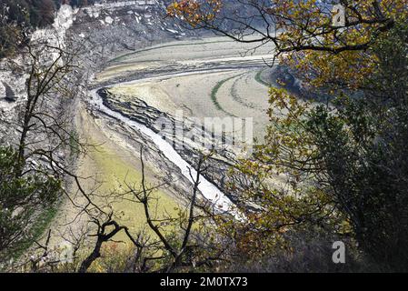 Osona, Spanien. 06.. Dezember 2022. Aufgrund der extremen Dürre in Katalonien liegt der Wohlstand des Flusses Ter in der Grafschaft Osona unter 20 % ihrer Wasserkapazität. Seit Monaten ist Spanien von extremer Dürre betroffen. Die Region in der Nähe von Vilanova de Sau verfügt über weniger als 30 % ihrer Wasserkapazität. Vor mehr als 50 Jahren verfügte der Sau-Reservoir über mehr als 90 % seiner Wasserkapazität. Der Klimawandel hat das Gebiet drastisch beeinträchtigt und verlassene Landschaften mit klaren Anzeichen von Dürre hinterlassen. Kredit: SOPA Images Limited/Alamy Live News Stockfoto