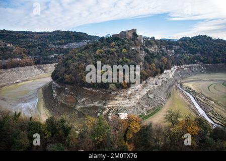 Osona, Spanien. 06.. Dezember 2022. Blick von einem Aussichtspunkt auf die fast trockenen Nebenflüsse des Flusses Ter in der Nähe von Vilanova de Sau. Der hydrologische Notfall zeigt Werte unter 20 % der Wasserkapazität an. Seit Monaten ist Spanien von extremer Dürre betroffen. Die Region in der Nähe von Vilanova de Sau verfügt über weniger als 30 % ihrer Wasserkapazität. Vor mehr als 50 Jahren verfügte der Sau-Reservoir über mehr als 90 % seiner Wasserkapazität. Der Klimawandel hat das Gebiet drastisch beeinträchtigt und verlassene Landschaften mit klaren Anzeichen von Dürre hinterlassen. Kredit: SOPA Images Limited/Alamy Live News Stockfoto