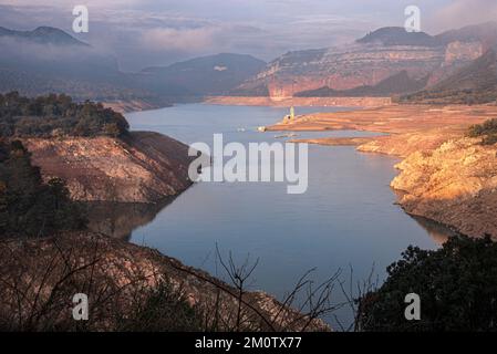 Vilanova De Sau, Spanien. 06.. Dezember 2022. Blick von einem Panoramapunkt, die Kirche des Sau Reservoirs, die fast vollständig über 50 Jahre lang unter Wasser war und jetzt aufgrund der Dürre sichtbar ist. Seit Monaten ist Spanien von extremer Dürre betroffen. Die Region in der Nähe von Vilanova de Sau verfügt über weniger als 30 % ihrer Wasserkapazität. Vor mehr als 50 Jahren verfügte der Sau-Reservoir über mehr als 90 % seiner Wasserkapazität. Der Klimawandel hat das Gebiet drastisch beeinträchtigt und verlassene Landschaften mit klaren Anzeichen von Dürre hinterlassen. Kredit: SOPA Images Limited/Alamy Live News Stockfoto