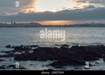 Skyline von Coruna bei Sonnenuntergang an einem Sommerabend Stockfoto