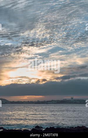 Skyline von Coruna bei Sonnenuntergang an einem Sommerabend Stockfoto