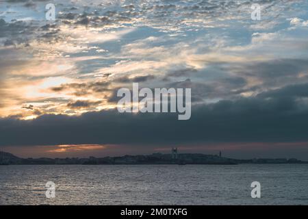 Skyline von Coruna bei Sonnenuntergang an einem Sommerabend Stockfoto