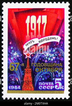 MOSKAU, RUSSLAND - 29. OKTOBER 2022: In der UdSSR gedruckte Briefmarken zeigen den 67.. Jahrestag der Großen Oktoberrevolution, Serie, um 1984 Stockfoto