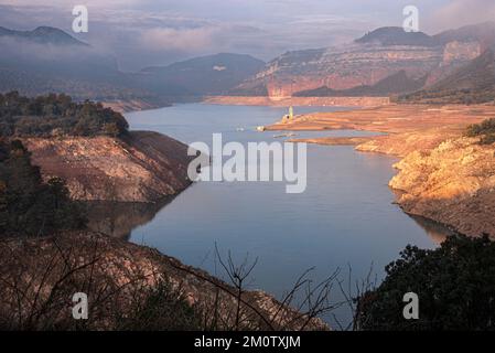 Vilanova De Sau, Spanien. 06.. Dezember 2022. Blick von einem Panoramapunkt, die Kirche des Sau Reservoirs, die fast vollständig über 50 Jahre lang unter Wasser war und jetzt aufgrund der Dürre sichtbar ist. Seit Monaten ist Spanien von extremer Dürre betroffen. Die Region in der Nähe von Vilanova de Sau verfügt über weniger als 30 % ihrer Wasserkapazität. Vor mehr als 50 Jahren verfügte der Sau-Reservoir über mehr als 90 % seiner Wasserkapazität. Der Klimawandel hat das Gebiet drastisch beeinträchtigt und verlassene Landschaften mit klaren Anzeichen von Dürre hinterlassen. (Foto: Ximena Borrazas/SOPA Images/Sipa USA) Guthaben: SIPA USA/Alamy Live News Stockfoto