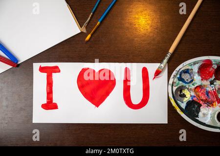 Handgemachte Grußkarte für Valentinstag. Ich liebe dich Zeichen gemalt mit Pinsel auf weißem Papier. Stockfoto