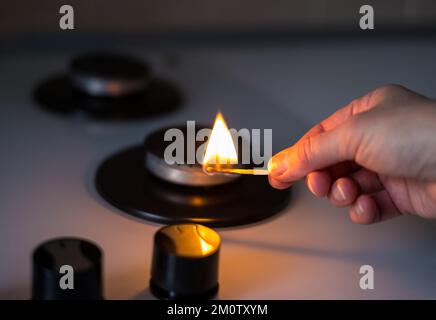 Gasherd zum Kochen in der Küche. Gaskrise in Europa, hohe Energiepreise, Unterbrechung der Gasversorgung. Energiekrise, Folgen von Feindseligkeiten, Stockfoto