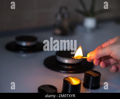 Gasherd zum Kochen in der Küche. Gaskrise in Europa, hohe Energiepreise, Unterbrechung der Gasversorgung. Energiekrise, Folgen von Feindseligkeiten, Stockfoto