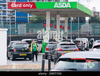 Aktenfoto vom 26. März 09/21 einer Asda Tankstelle. Der Supermarkt hat die Kraftstoffpreise gesenkt, aber der Umzug hätte viel früher erfolgen müssen, sagte ein Autodienstleister. Laut RAC hat Asda die Benzinkosten an den 320 Tankstellen im Vereinigten Königreich in den letzten zwei Tagen um durchschnittlich 4,5p € pro Liter gesenkt. Ausgabedatum: Donnerstag, 08. Dezember 2022. Stockfoto