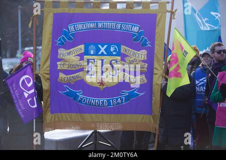 Edinburgh, Großbritannien. 8.. Dezember 2022. Der Unison-Handelsstreik außerhalb des schottischen Parlaments in Edinburgh fordert Lohnerhöhungen als Lebenskosten in der Krise. Bildnachweis: Pako Mera/Alamy Live News Stockfoto