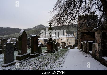 Donnerstag, 8.. Dezember 2022: Edinburgh, Schottland, Vereinigtes Königreich. Wetter. Ein kalter Witterungseinbruch im Vereinigten Königreich brachte eine leichte Schneebedeckung in die schottische Hauptstadt. Neues Grabstätte in Calton mit Arthurs Seat und Salisbury Crags in der Ferne Stockfoto