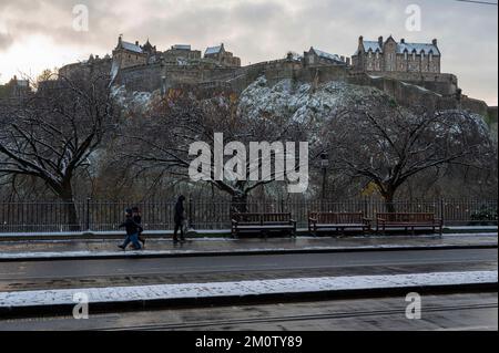 Donnerstag, 8.. Dezember 2022: Edinburgh, Schottland, Vereinigtes Königreich. Wetter. Ein kalter Witterungseinbruch im Vereinigten Königreich brachte eine leichte Schneebedeckung in die schottische Hauptstadt. Blick über die Princes Street in Richtung Edinburgh Castle Stockfoto