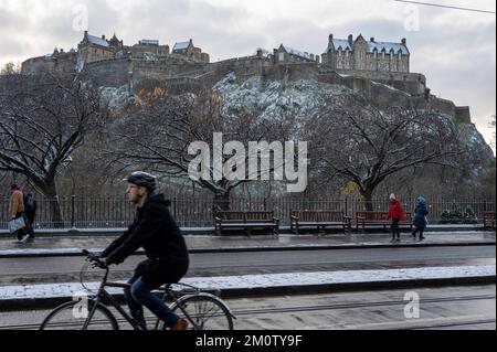 Donnerstag, 8.. Dezember 2022: Edinburgh, Schottland, Vereinigtes Königreich. Wetter. Ein kalter Witterungseinbruch im Vereinigten Königreich brachte eine leichte Schneebedeckung in die schottische Hauptstadt. Blick über die Princes Street in Richtung Edinburgh Castle Stockfoto