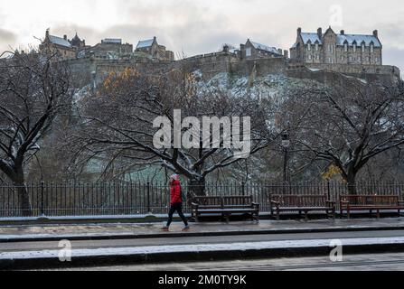 Donnerstag, 8.. Dezember 2022: Edinburgh, Schottland, Vereinigtes Königreich. Wetter. Ein kalter Witterungseinbruch im Vereinigten Königreich brachte eine leichte Schneebedeckung in die schottische Hauptstadt. Blick über die Princes Street in Richtung Edinburgh Castle Stockfoto