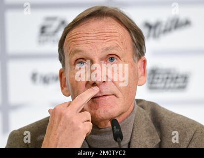 Neu Isenburg, Deutschland. 08.. Dezember 2022. Hans-Joachim Watzke, Vorsitzender des DFL-Aufsichtsrats, spricht auf einer Pressekonferenz der Deutschen Fußballliga (DFL). Ein Duo übernimmt die Aufgaben der früheren Geschäftsführerin Donata Hopfen bis in die neue Saison. Kredit: Arne Dedert/dpa/Alamy Live News Stockfoto