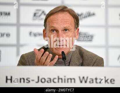 Neu Isenburg, Deutschland. 08.. Dezember 2022. Hans-Joachim Watzke, Vorsitzender des DFL-Aufsichtsrats, spricht auf einer Pressekonferenz der Deutschen Fußballliga (DFL). Ein Duo übernimmt die Aufgaben der früheren Geschäftsführerin Donata Hopfen bis in die neue Saison. Kredit: Arne Dedert/dpa/Alamy Live News Stockfoto