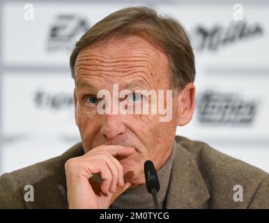 Neu Isenburg, Deutschland. 08.. Dezember 2022. Hans-Joachim Watzke, Vorsitzender des DFL-Aufsichtsrats, spricht auf einer Pressekonferenz der Deutschen Fußballliga (DFL). Ein Duo übernimmt die Aufgaben der früheren Geschäftsführerin Donata Hopfen bis in die neue Saison. Kredit: Arne Dedert/dpa/Alamy Live News Stockfoto