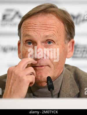 Neu Isenburg, Deutschland. 08.. Dezember 2022. Hans-Joachim Watzke, Vorsitzender des DFL-Aufsichtsrats, spricht auf einer Pressekonferenz der Deutschen Fußballliga (DFL). Ein Duo wird die Aufgaben der derzeitigen Geschäftsführerin Donata Hopfen bis in die neue Saison übernehmen. Kredit: Arne Dedert/dpa/Alamy Live News Stockfoto