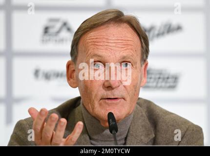 Neu Isenburg, Deutschland. 08.. Dezember 2022. Hans-Joachim Watzke, Vorsitzender des DFL-Aufsichtsrats, spricht auf einer Pressekonferenz der Deutschen Fußballliga (DFL). Ein Duo übernimmt die Aufgaben der früheren Geschäftsführerin Donata Hopfen bis in die neue Saison. Kredit: Arne Dedert/dpa/Alamy Live News Stockfoto