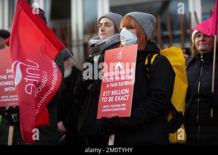 Edinburgh, Großbritannien. 8.. Dezember 2022. Der Unison-Handelsstreik außerhalb des schottischen Parlaments in Edinburgh fordert Lohnerhöhungen als Lebenskosten in der Krise. Bildnachweis: Pako Mera/Alamy Live News Stockfoto