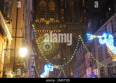 Weihnachtsdekorationen in Straßburg bei Nacht, Kathedrale Notre Dame Stockfoto