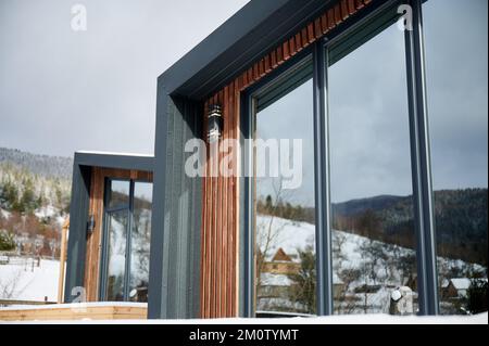 Zwei kleine Holzhäuser in skandinavischem, modernem Stil mit großen Fenstern. Außen. Scheunenhaus. Stockfoto