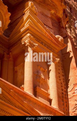 Petra, Jordanien, bietet einen detaillierten Blick auf das Finanzministerium, Al Khaznov, eines der neuen sieben Weltwunder Stockfoto