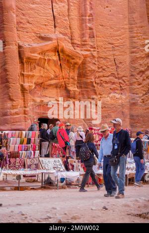 Petra, Jordanien - 3. November 2022: Touristen in der Nähe des Schatzamtes, altes Grab von Al Khaznov Stockfoto