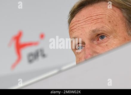 Neu Isenburg, Deutschland. 08.. Dezember 2022. Hans-Joachim Watzke, Vorsitzender des DFL-Aufsichtsrats, spricht auf einer Pressekonferenz der Deutschen Fußballliga (DFL). Ein Duo übernimmt die Aufgaben der früheren Geschäftsführerin Donata Hopfen bis in die neue Saison. Kredit: Arne Dedert/dpa/Alamy Live News Stockfoto