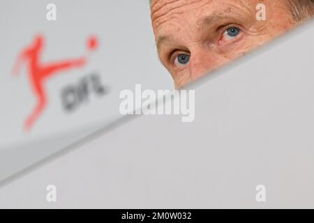 Neu Isenburg, Deutschland. 08.. Dezember 2022. Hans-Joachim Watzke, Vorsitzender des DFL-Aufsichtsrats, spricht auf einer Pressekonferenz der Deutschen Fußballliga (DFL). Ein Duo übernimmt die Aufgaben der früheren Geschäftsführerin Donata Hopfen bis in die neue Saison. Kredit: Arne Dedert/dpa/Alamy Live News Stockfoto