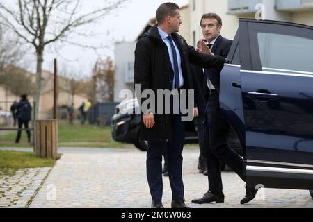 Fontaine-le-Comte, Westfrankreich. 08/12/2022, Präsident Emmanuel Macron trifft am 8. Dezember 2022 im Rathaus in Fontaine-le-Comte im Westen Frankreichs ein, um den Picta'Bus zu besuchen, ein mobiles Präventionsgerät für Teenager. Foto: Stephane Lemouton/Pool/ABACAPRESS.COM Stockfoto