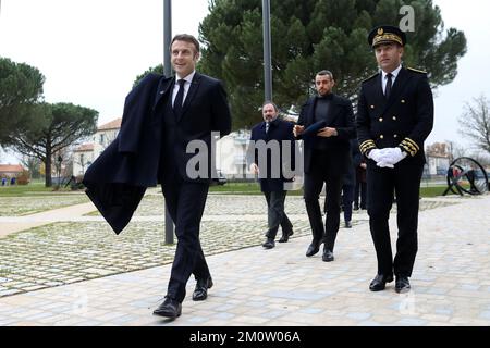 Fontaine-le-Comte, Westfrankreich. 08/12/2022, Präsident Emmanuel Macron trifft am 8. Dezember 2022 im Rathaus in Fontaine-le-Comte im Westen Frankreichs ein, um den Picta'Bus zu besuchen, ein mobiles Präventionsgerät für Teenager. Foto: Stephane Lemouton/Pool/ABACAPRESS.COM Stockfoto