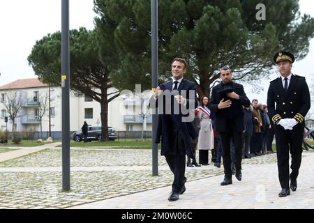 Fontaine-le-Comte, Westfrankreich. 08/12/2022, Präsident Emmanuel Macron trifft am 8. Dezember 2022 im Rathaus in Fontaine-le-Comte im Westen Frankreichs ein, um den Picta'Bus zu besuchen, ein mobiles Präventionsgerät für Teenager. Foto: Stephane Lemouton/Pool/ABACAPRESS.COM Stockfoto