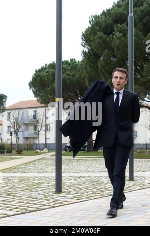 Fontaine-le-Comte, Westfrankreich. 08/12/2022, Präsident Emmanuel Macron trifft am 8. Dezember 2022 im Rathaus in Fontaine-le-Comte im Westen Frankreichs ein, um den Picta'Bus zu besuchen, ein mobiles Präventionsgerät für Teenager. Foto: Stephane Lemouton/Pool/ABACAPRESS.COM Stockfoto