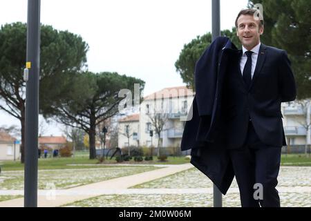 Fontaine-le-Comte, Westfrankreich. 08/12/2022, Präsident Emmanuel Macron trifft am 8. Dezember 2022 im Rathaus in Fontaine-le-Comte im Westen Frankreichs ein, um den Picta'Bus zu besuchen, ein mobiles Präventionsgerät für Teenager. Foto: Stephane Lemouton/Pool/ABACAPRESS.COM Stockfoto