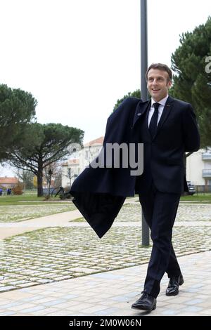 Fontaine-le-Comte, Westfrankreich. 08/12/2022, Präsident Emmanuel Macron trifft am 8. Dezember 2022 im Rathaus in Fontaine-le-Comte im Westen Frankreichs ein, um den Picta'Bus zu besuchen, ein mobiles Präventionsgerät für Teenager. Foto: Stephane Lemouton/Pool/ABACAPRESS.COM Stockfoto