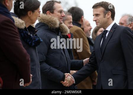 Fontaine-le-Comte, Westfrankreich. 08/12/2022, Präsident Emmanuel Macron trifft am 8. Dezember 2022 im Rathaus in Fontaine-le-Comte im Westen Frankreichs ein, um den Picta'Bus zu besuchen, ein mobiles Präventionsgerät für Teenager. Foto: Stephane Lemouton/Pool/ABACAPRESS.COM Stockfoto