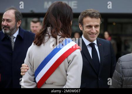 Fontaine-le-Comte, Westfrankreich. 08/12/2022, Präsident Emmanuel Macron trifft am 8. Dezember 2022 im Rathaus in Fontaine-le-Comte im Westen Frankreichs ein, um den Picta'Bus zu besuchen, ein mobiles Präventionsgerät für Teenager. Foto: Stephane Lemouton/Pool/ABACAPRESS.COM Stockfoto